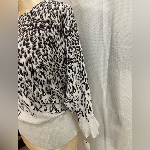 DKNYC animal print sweater top. Light grey background size XL - Picture 3 of 7